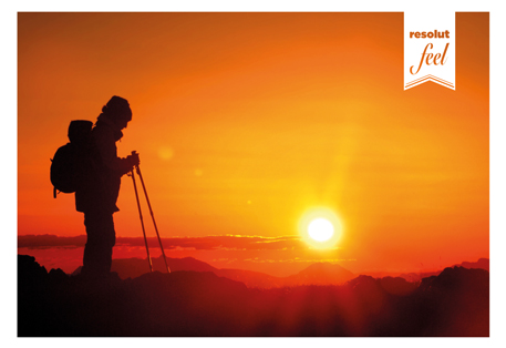 [RPO 4251405900471 M0013] Reliefpostkarten (RF) Motiv: Wanderer im Sonnenuntergang