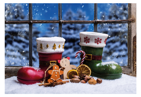 [RPO 4251405900266 M0016] Reliefpostkarten (RF) Motiv: Weihnachtsmotiv mit zwei Stiefeln vorm Fenster